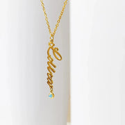 Colar com nome vertical dourado e pedra do mês azul na ponta