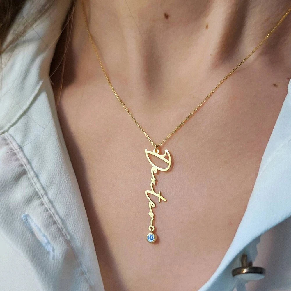 Colar com nome vertical Dexter dourado usado com camisa clara