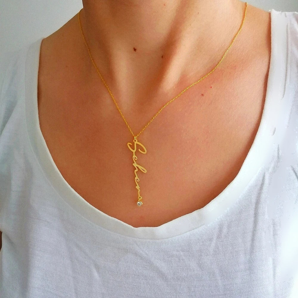 Colar com nome na vertical e pedra do mês usado com camiseta branca