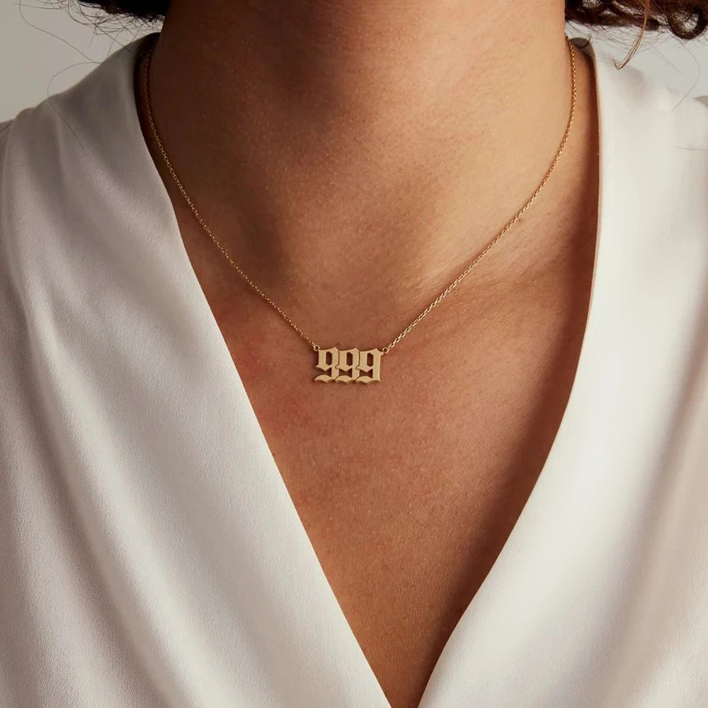Colar número dos anjos 999 dourado usado com blusa branca