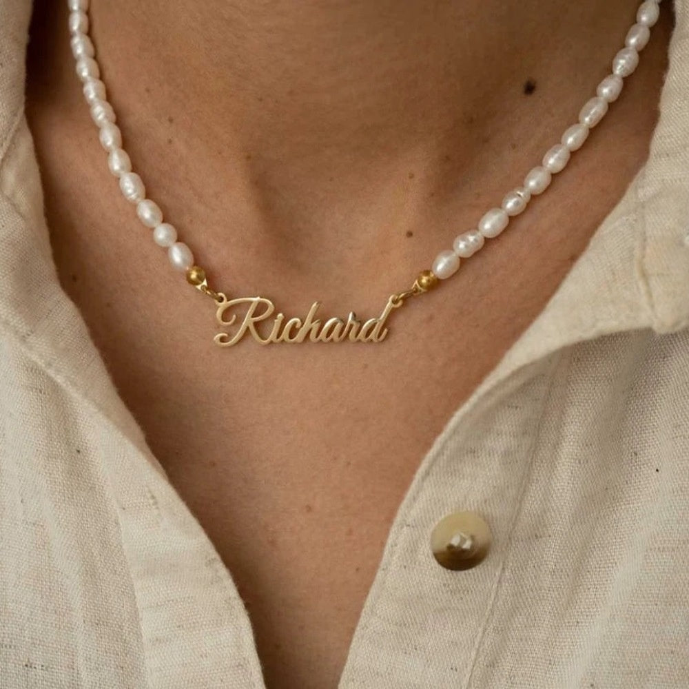 Colar de pérolas com nome Richard dourado usado no pescoço