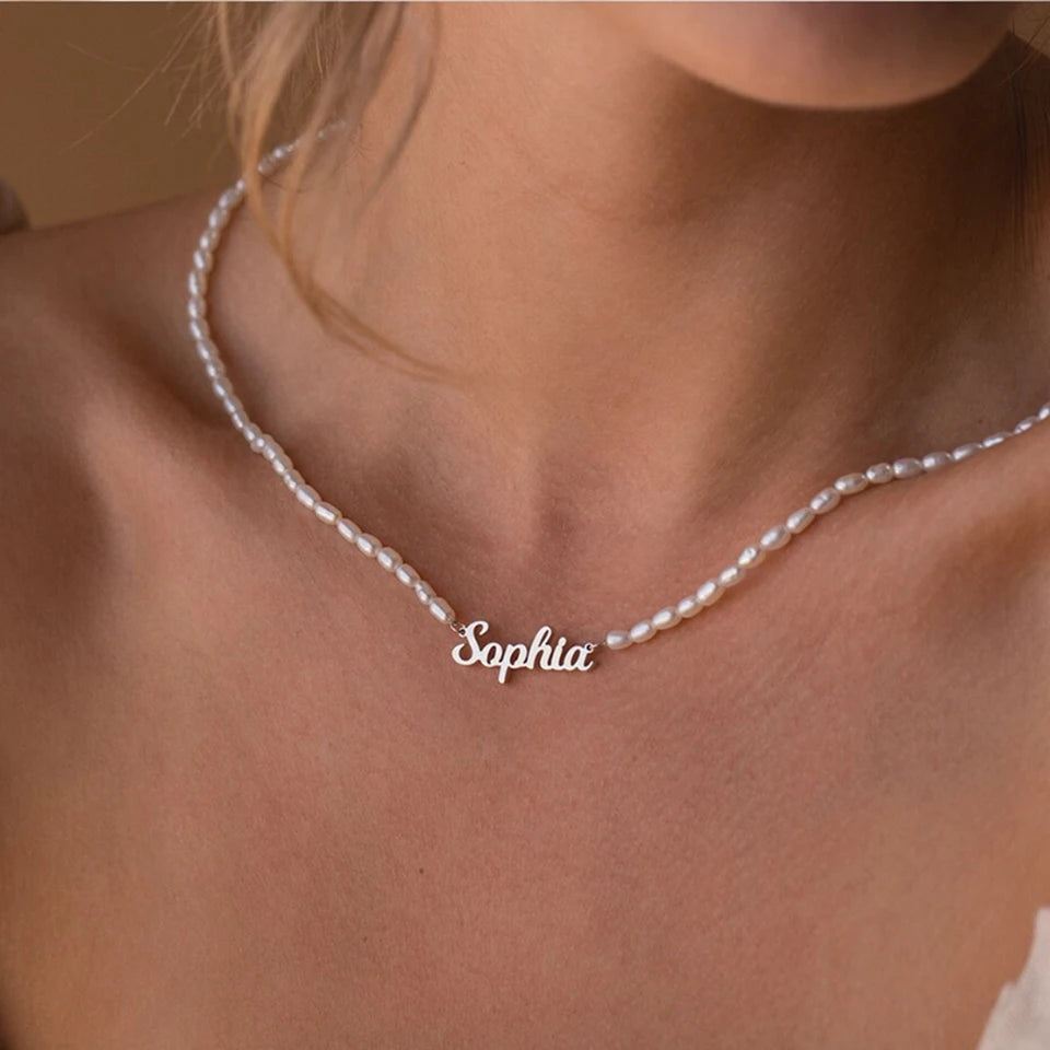 Colar de pérolas de água doce com nome Sophia prata no pescoço