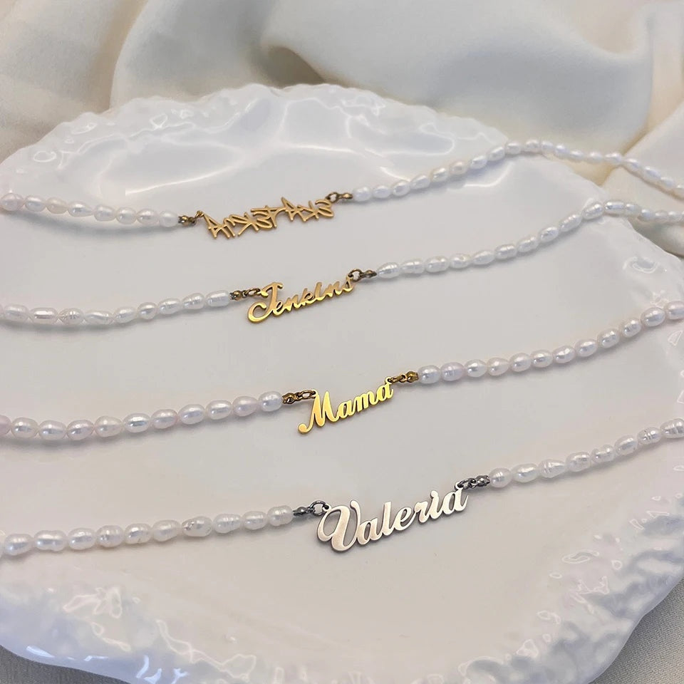 Quatro colares de pérolas com nomes dourados e prata