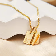 Colar de plaquinhas com iniciais gravadas dourado em corrente veneziana