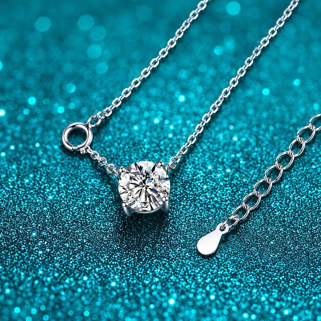 Colar Ponto de Luz Moissanite 4 Garras de 0,5 a 3 ct Prata 925 em prata 925 sobre fundo verde com brilho