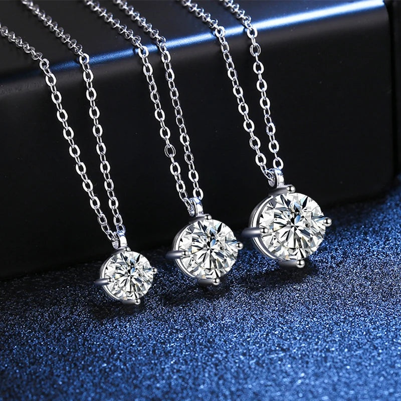 Três colares ponto de luz de moissanite em tamanhos diferentes