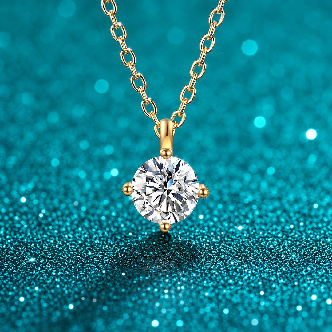 Colar Ponto de Luz Moissanite 1 ct Prata 925 Dourado, Rosé ou Branco em prata 925 sobre fundo verde com brilho