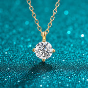 Colar Ponto de Luz Moissanite 1 ct Prata 925 Dourado, Rosé ou Branco em prata 925 sobre fundo verde com brilho
