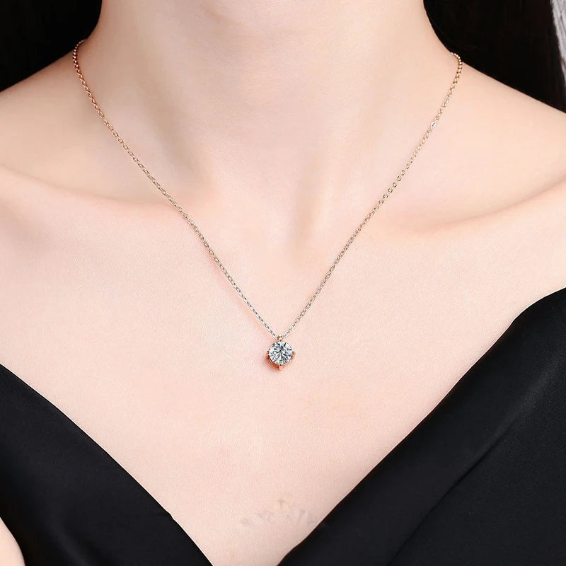 Colar ponto de luz rosé de moissanite usado no colo