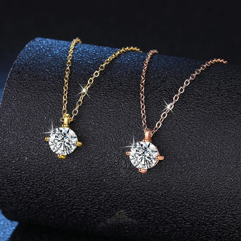 Dois colares ponto de luz de moissanite em expositor preto