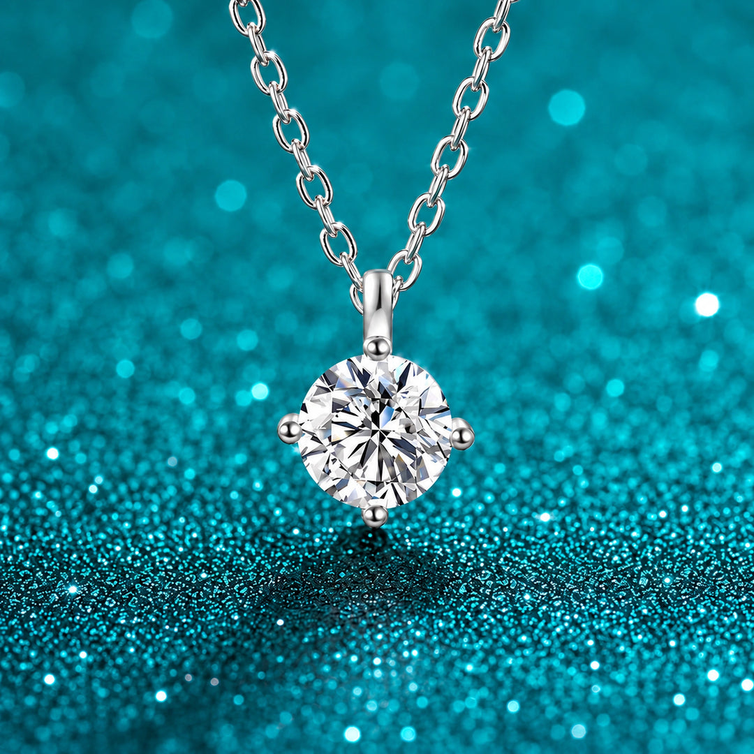 Colar Ponto de Luz Moissanite 1 ct Prata 925 Dourado, Rosé ou Branco cor ouro branco em prata 925 sobre fundo verde