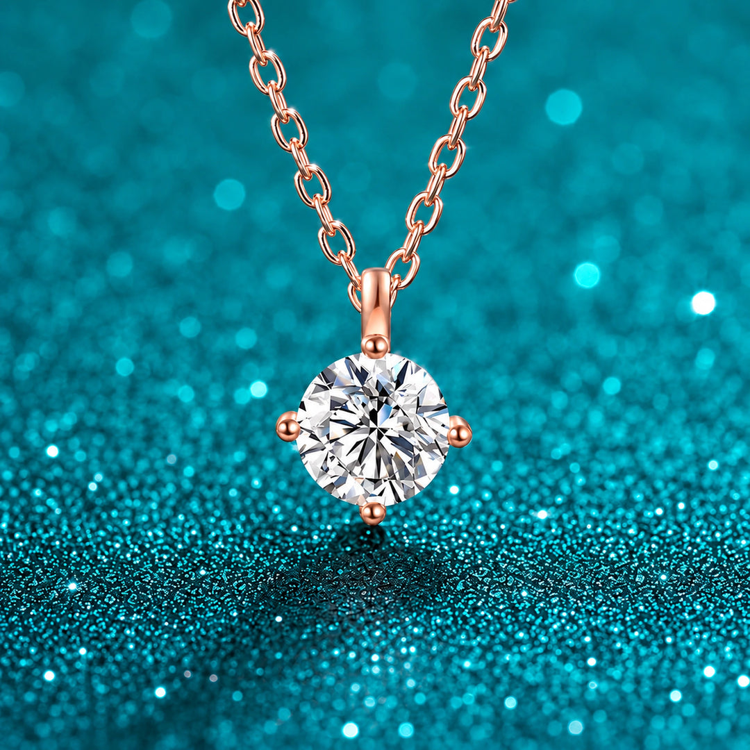 Colar Ponto de Luz Moissanite 1 ct Prata 925 Dourado, Rosé ou Branco cor ouro rosé em prata 925 sobre fundo verde