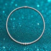Colar Riviera Degradê de Moissanite 3 a 5 mm em prata 925 sobre fundo verde com brilho