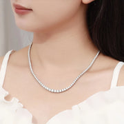 Colar riviera degradê de moissanite no pescoço