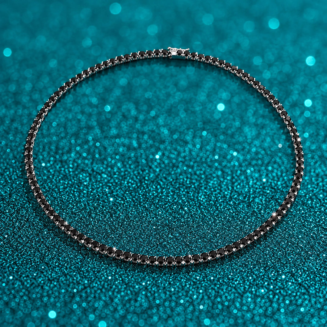 Colar Riviera de Moissanite Negra 3 mm em prata 925 sobre fundo verde com brilho