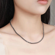 Colar riviera de moissanite negra no pescoço