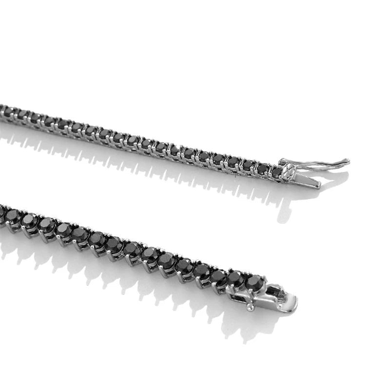 Detalhe das pedras negras de 3 mm cravadas em 3 garras