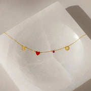 Colar de signo dourado com inicial, coração vermelho e pedra do mês