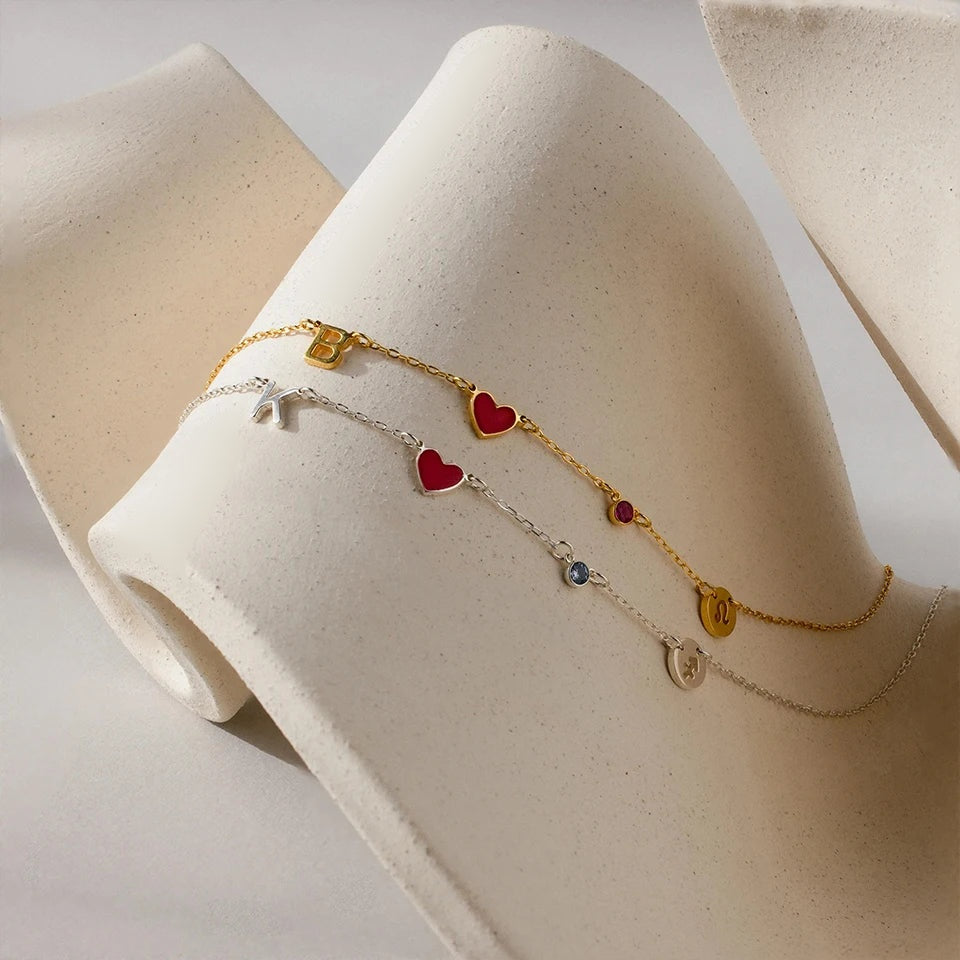 Colares com coração esmaltado e signo dourado e prata