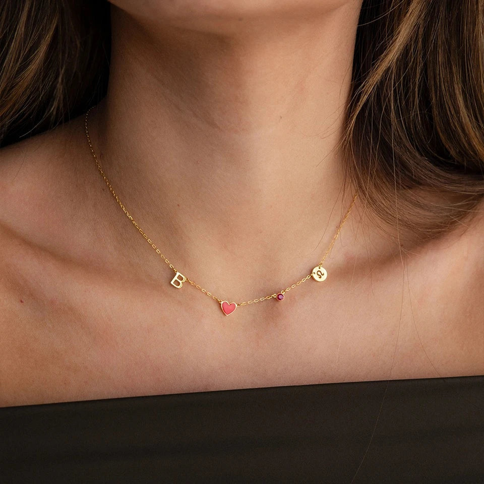 Colar com inicial e coração rosa dourado de perto no pescoço