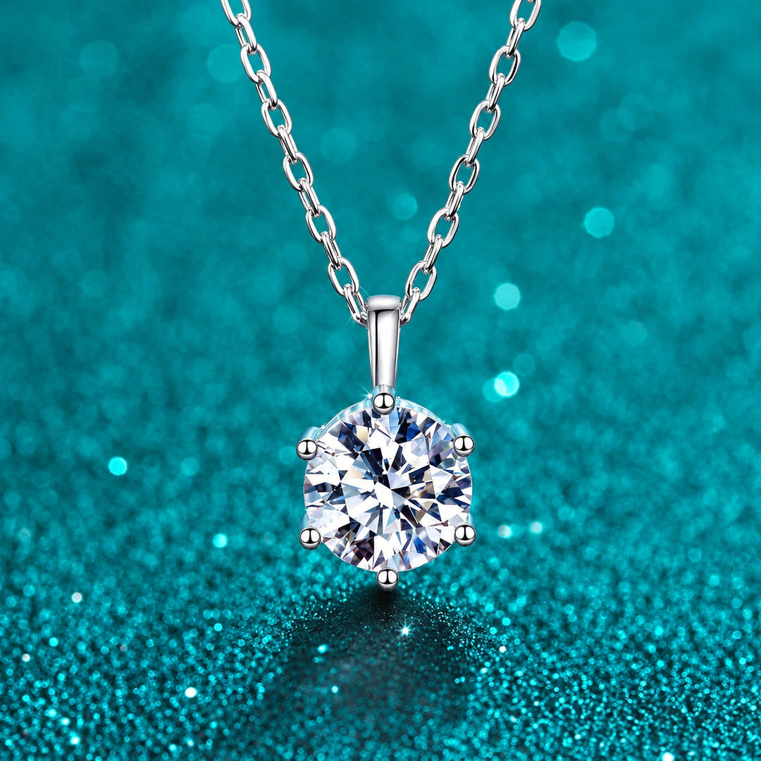 Colar Solitário 6 Garras de Moissanite 1 ou 2 ct em prata 925 sobre fundo verde com brilho
