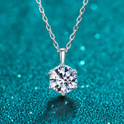 Colar Solitário 6 Garras de Moissanite 1 ou 2 ct em prata 925 sobre fundo verde com brilho