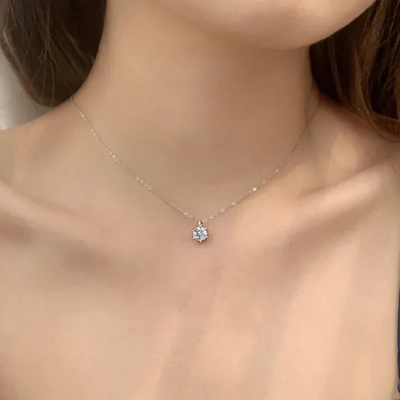 Colar solitário de moissanite usado no colo
