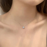Colar solitário de moissanite usado no colo