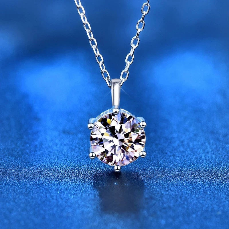 Detalhe das 6 garras do colar solitário de moissanite