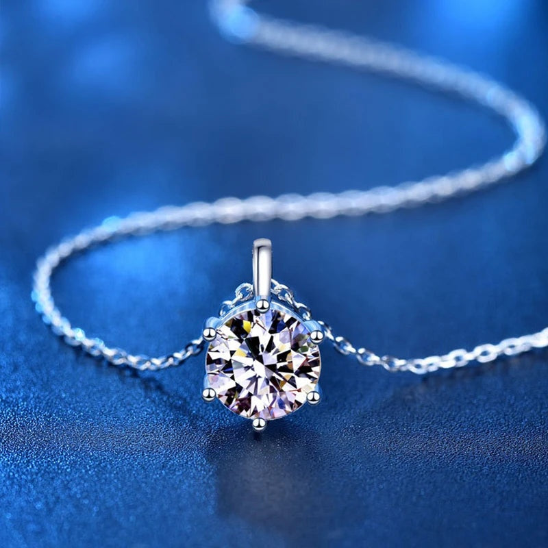 Colar solitário de moissanite em prata 925 visto de perto