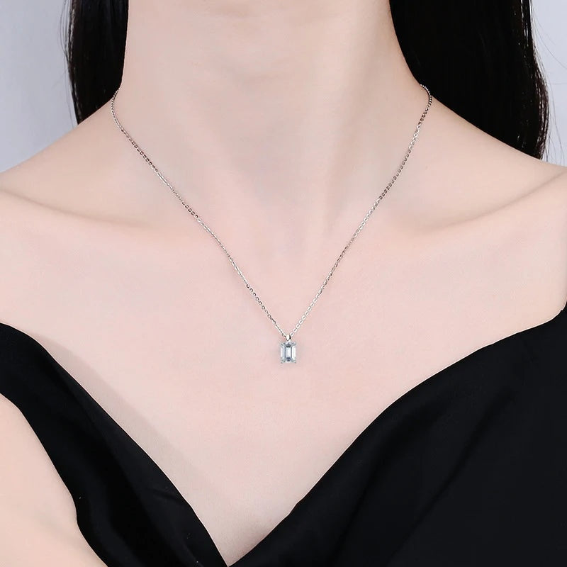 Colar solitário esmeralda de moissanite usado com vestido preto