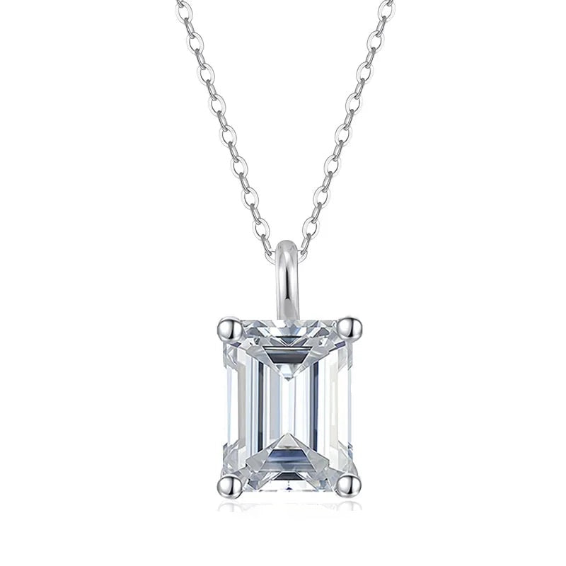 Colar solitário esmeralda de moissanite em prata 925 sobre fundo branco