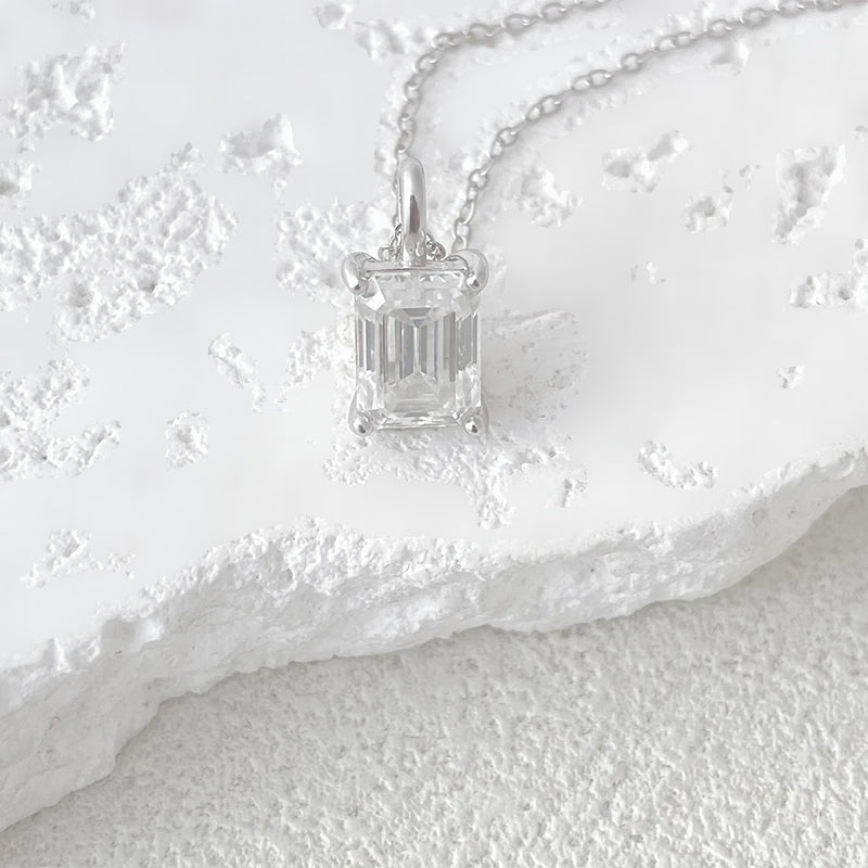 Detalhe das facetas em degrau da moissanite esmeralda