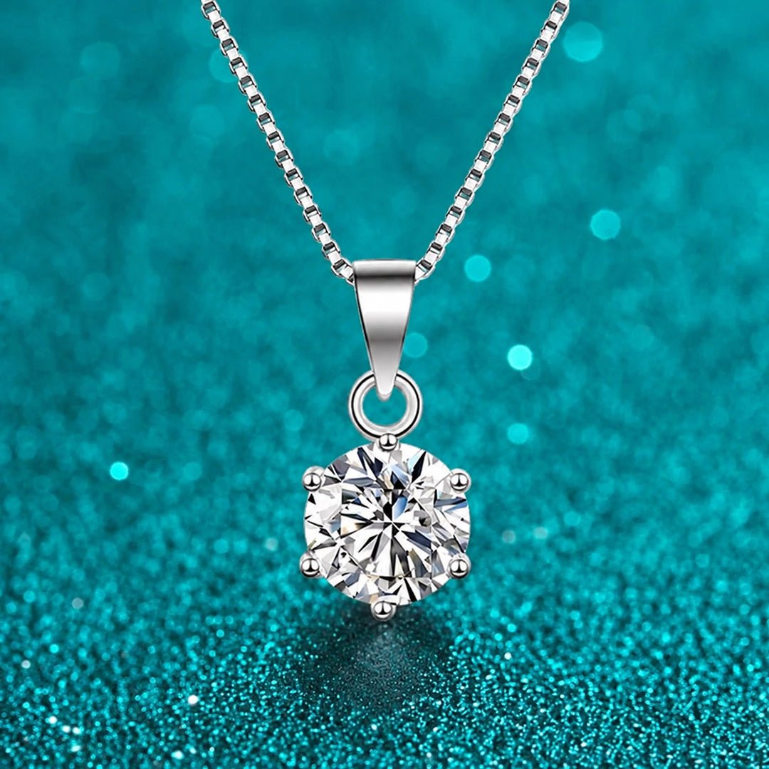 Colar Solitário de Moissanite Colorida 6 Garras em prata 925 sobre fundo verde com brilho