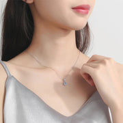 Colar solitário de moissanite colorida usado no pescoço