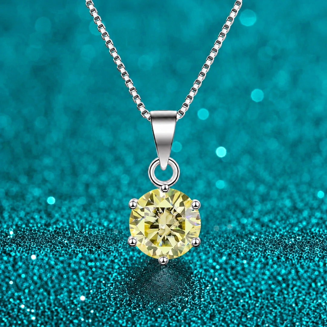 Colar Solitário de Moissanite Colorida 6 Garras cor da pedra amarela em prata 925 sobre fundo verde