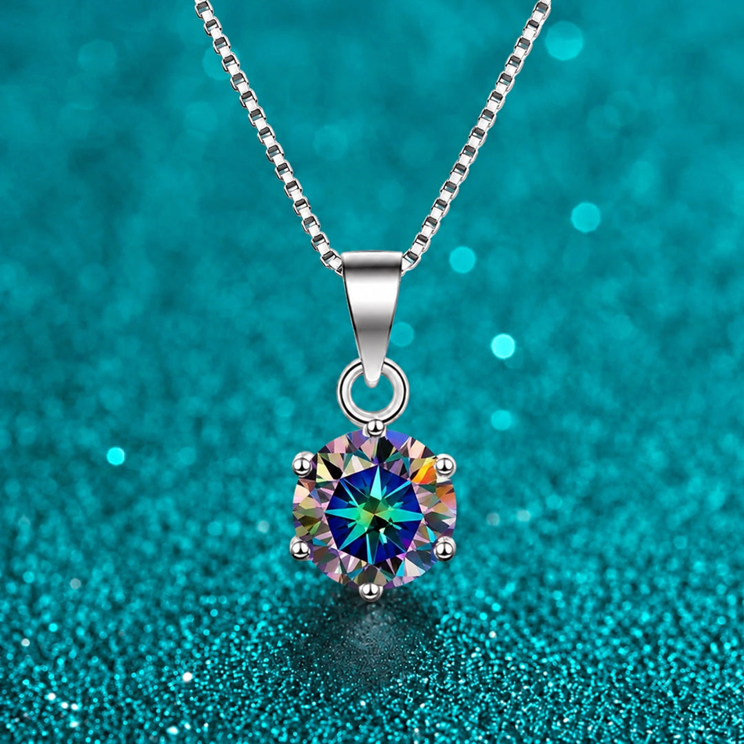Colar Solitário de Moissanite Colorida 6 Garras cor da pedra arco-íris em prata 925 sobre fundo verde