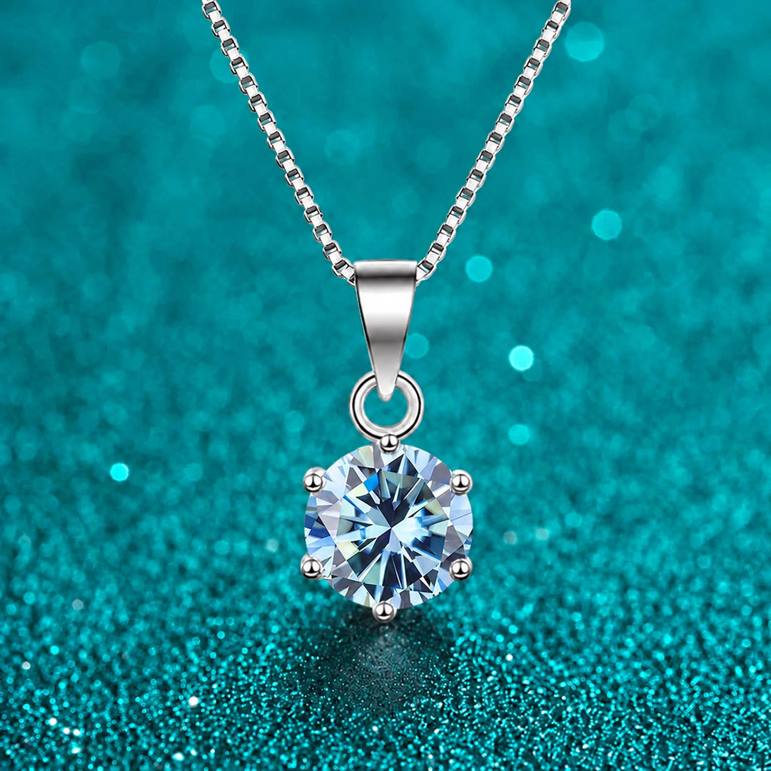 Colar Solitário de Moissanite Colorida 6 Garras cor da pedra azul em prata 925 sobre fundo verde