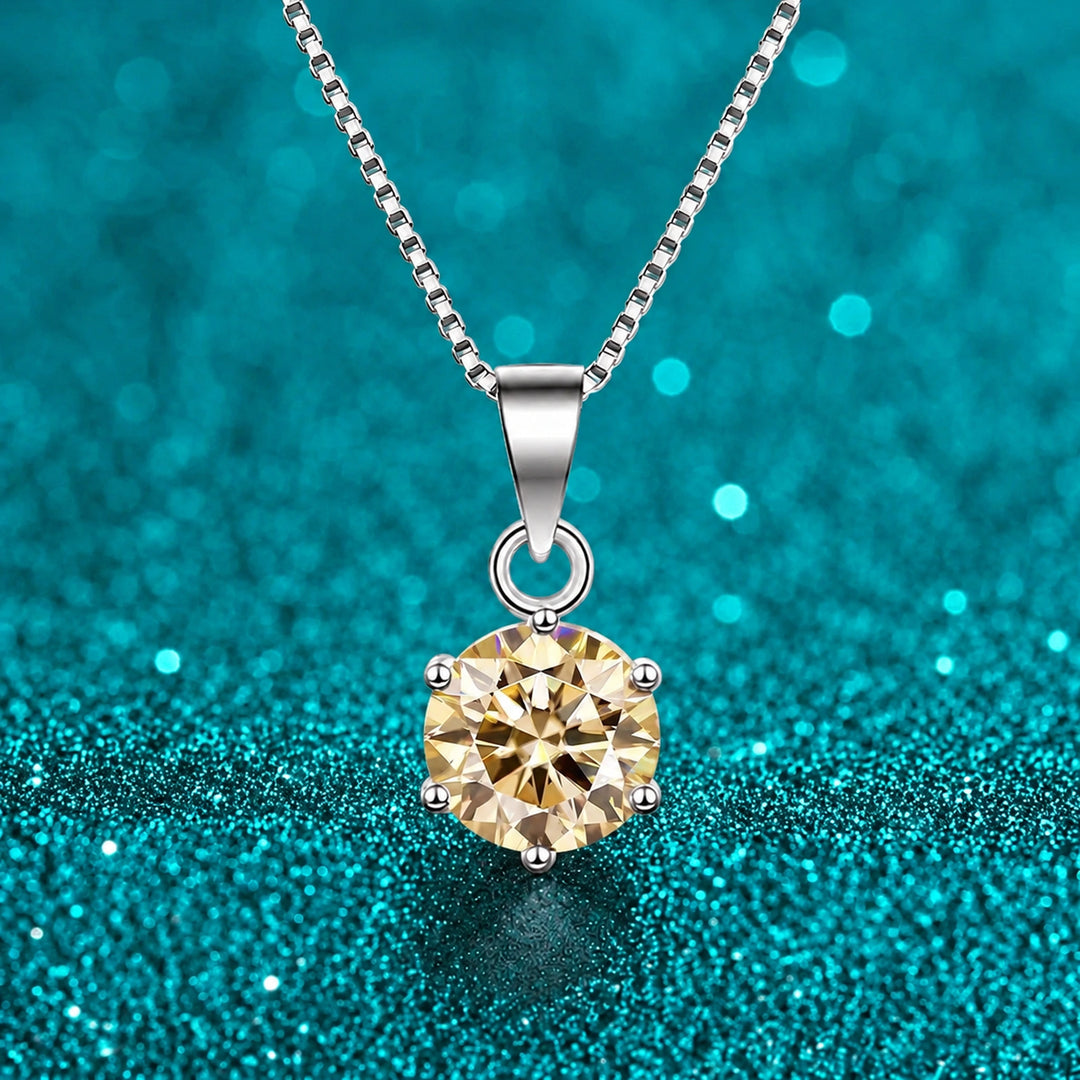 Colar Solitário de Moissanite Colorida 6 Garras cor da pedra champanhe em prata 925 sobre fundo verde