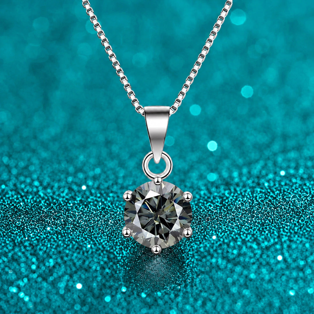 Colar Solitário de Moissanite Colorida 6 Garras cor da pedra cinza em prata 925 sobre fundo verde