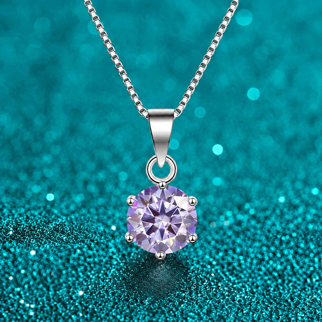 Colar Solitário de Moissanite Colorida 6 Garras cor da pedra lilás em prata 925 sobre fundo verde