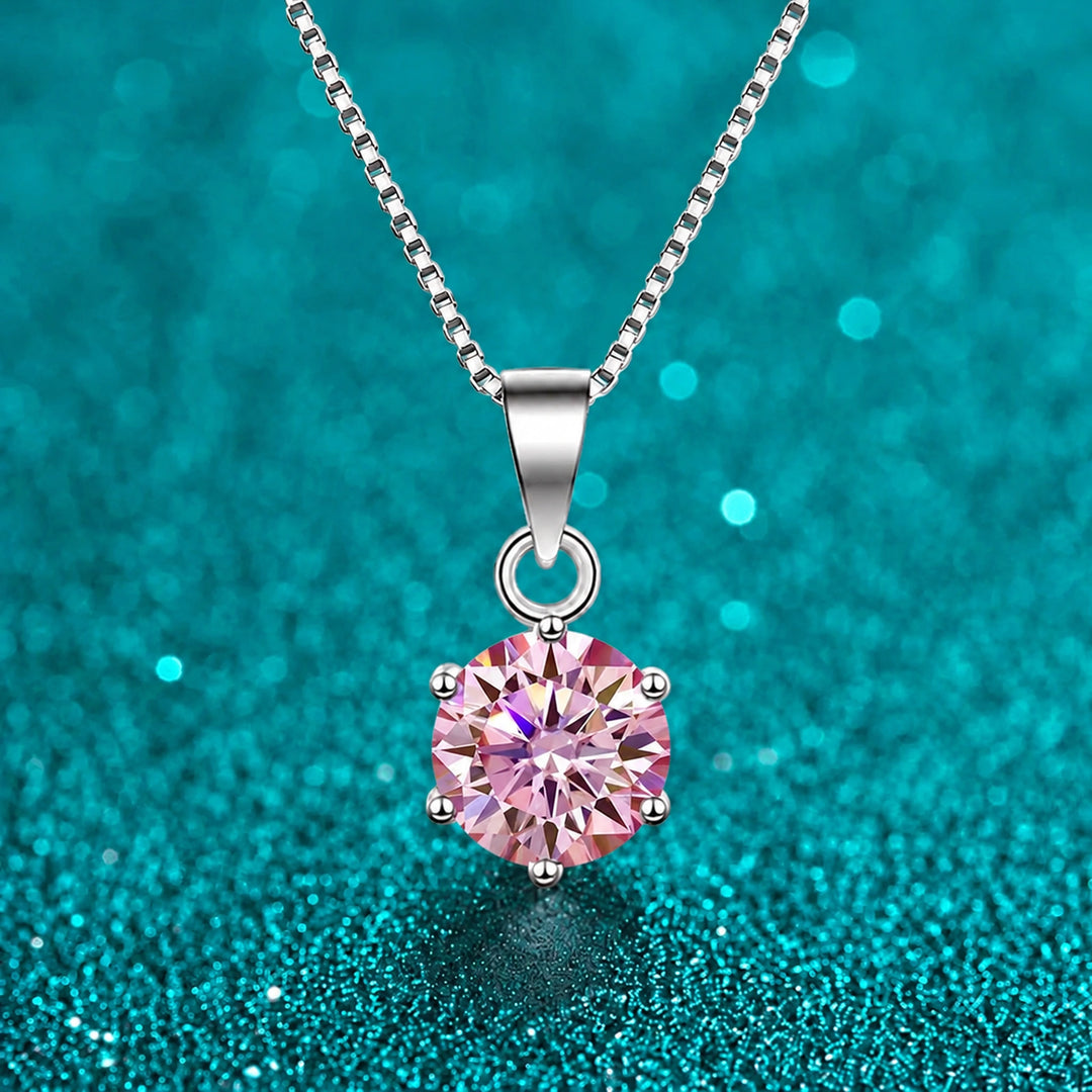 Colar Solitário de Moissanite Colorida 6 Garras cor da pedra rosa em prata 925 sobre fundo verde