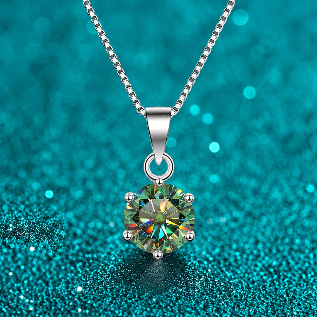 Colar Solitário de Moissanite Colorida 6 Garras cor da pedra verde em prata 925 sobre fundo verde