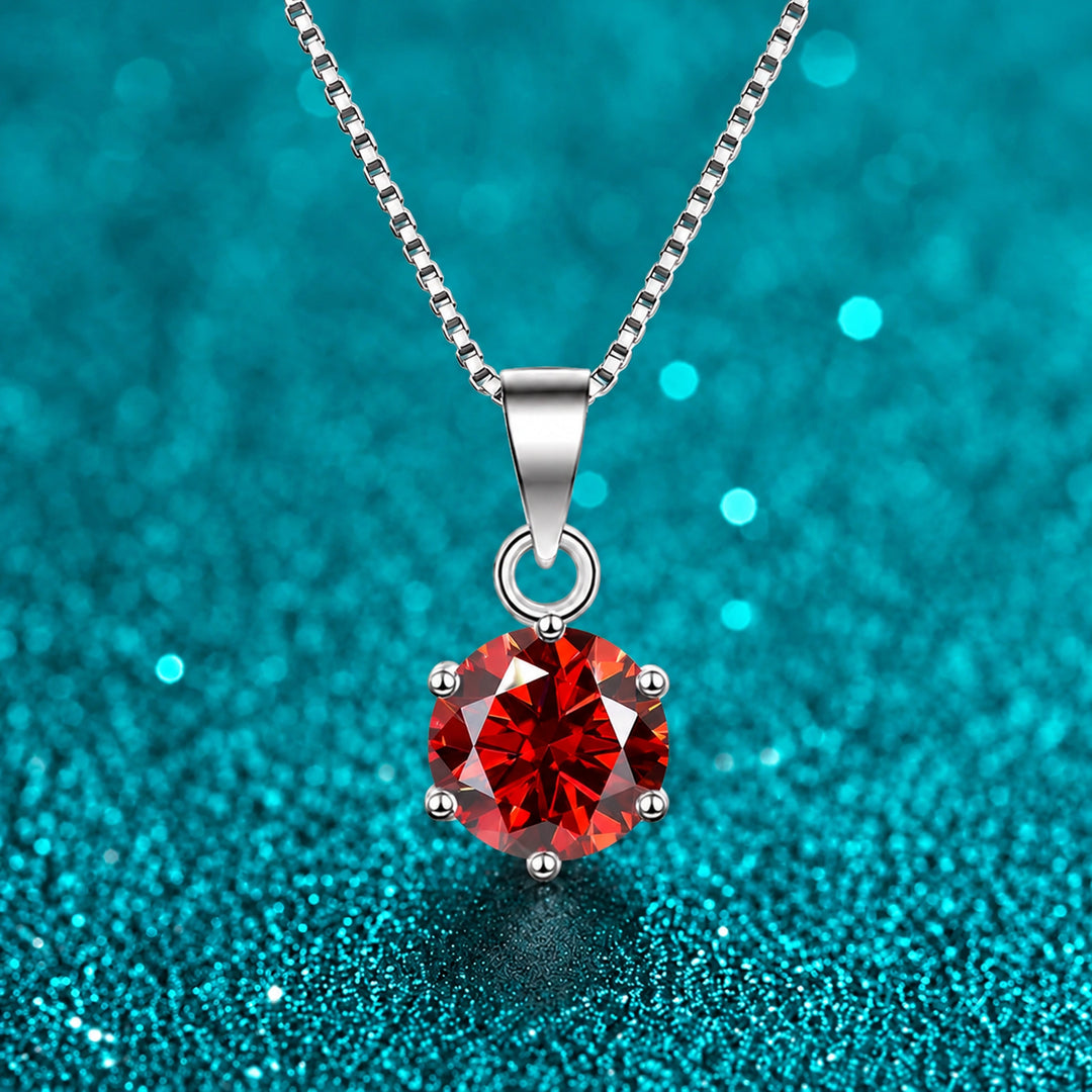 Colar Solitário de Moissanite Colorida 6 Garras cor da pedra vermelha em prata 925 sobre fundo verde