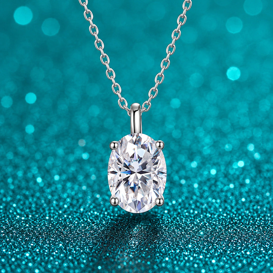 Colar Solitário Oval de Moissanite 1 a 3 ct em prata 925 sobre fundo verde com brilho