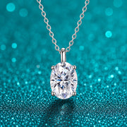 Colar Solitário Oval de Moissanite 1 a 3 ct em prata 925 sobre fundo verde com brilho