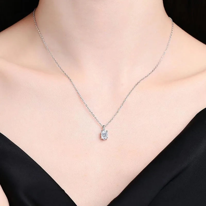 Colar solitário oval de moissanite usado com vestido preto
