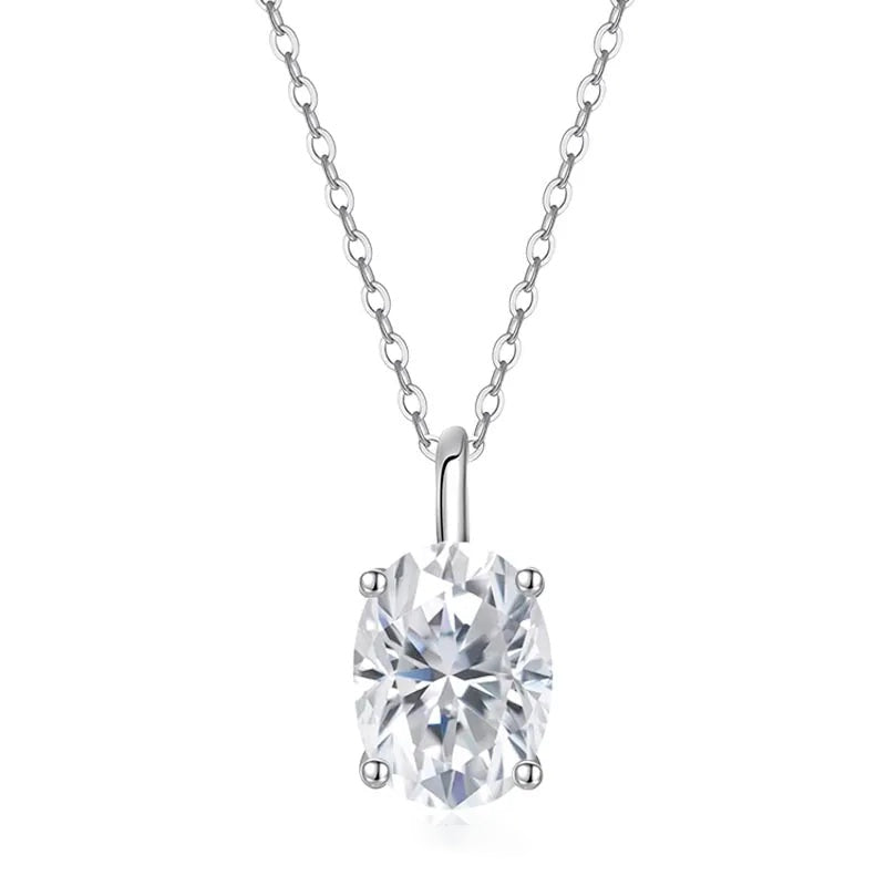 Colar solitário oval de moissanite em prata 925 sobre fundo branco