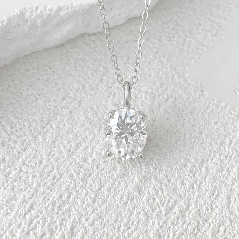 Pingente de moissanite oval com 4 garras visto de frente