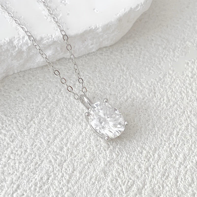 Colar solitário oval de moissanite apoiado de lado